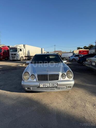 Mercedes E 220-1