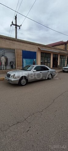 Mercedes E 220-10