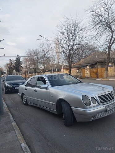 Mercedes E 220-11