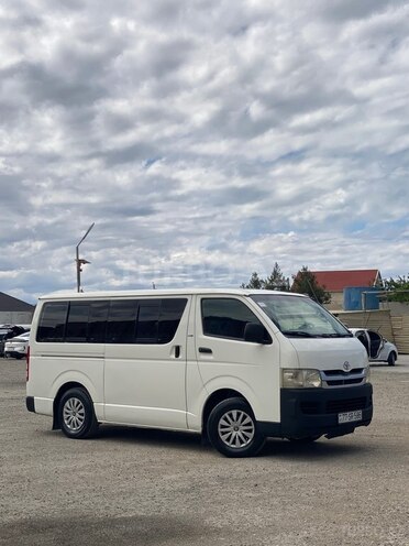 Toyota HiAce-1