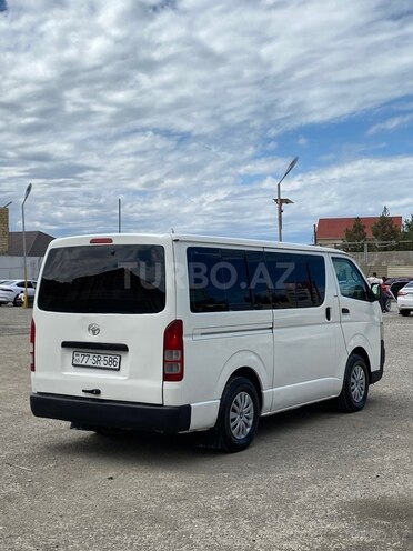 Toyota HiAce-10