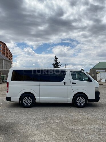 Toyota HiAce-7