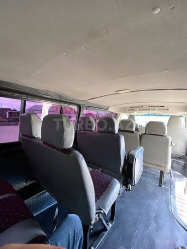 Toyota HiAce-15