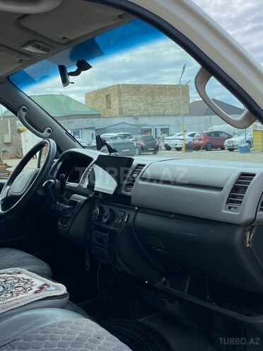 Toyota HiAce-12