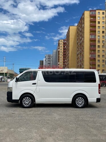 Toyota HiAce-8