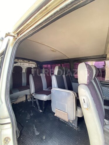 Toyota HiAce-16