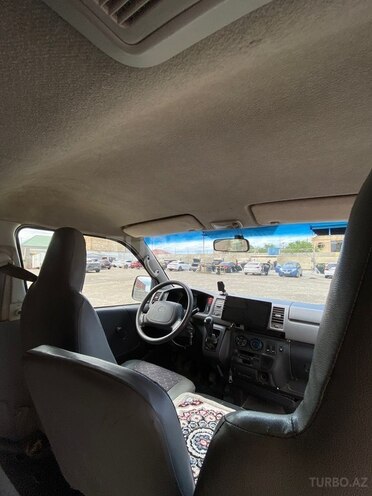 Toyota HiAce-13