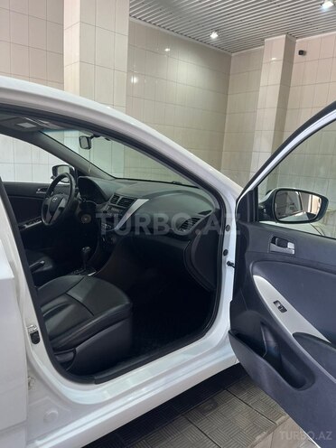 Hyundai Accent-12