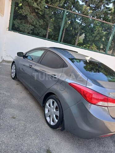 Hyundai Elantra-4