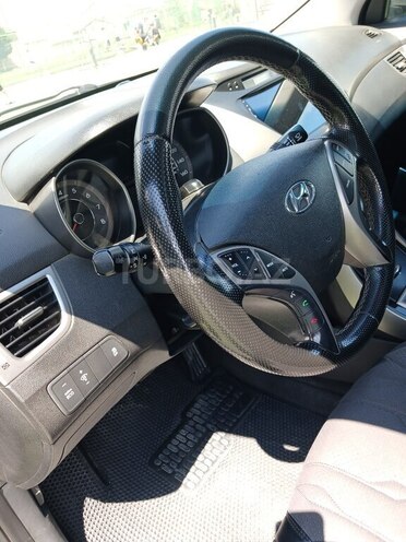 Hyundai Elantra-10