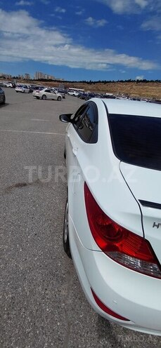 Hyundai Accent-12