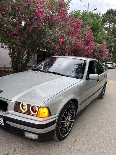 BMW 320-3