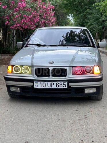 BMW 320-1