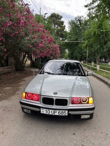 BMW 320-2