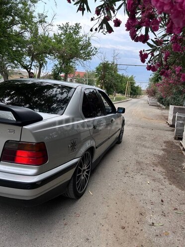 BMW 320-7