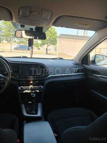 Hyundai Elantra-11