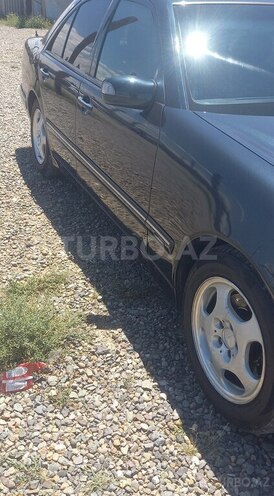 Mercedes E 200-5