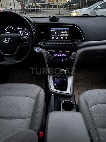 Hyundai Elantra-13