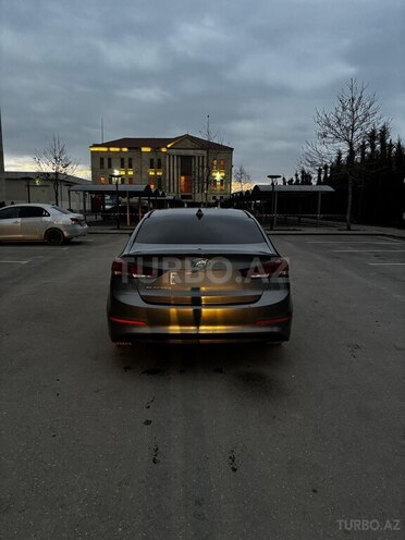 Hyundai Elantra-17