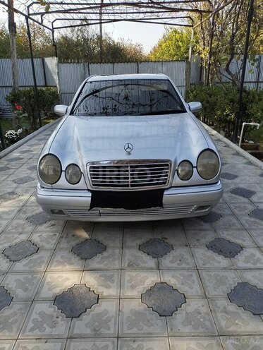 Mercedes E 280-1