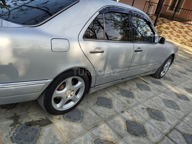 Mercedes E 280-4