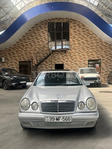 Mercedes E 240-1