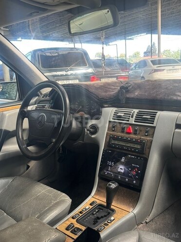 Mercedes E 240-8