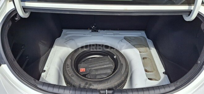 Hyundai Accent-12