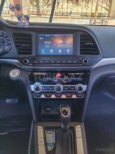 Hyundai Elantra-11