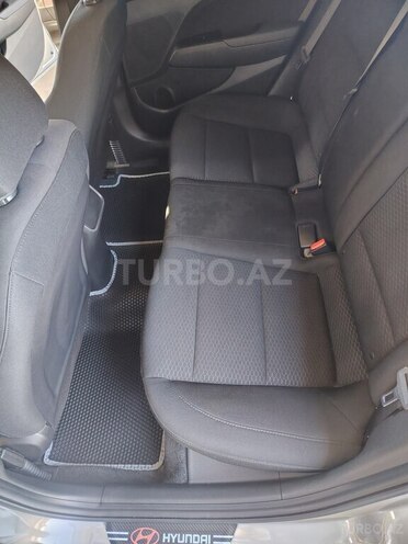 Hyundai Elantra-13