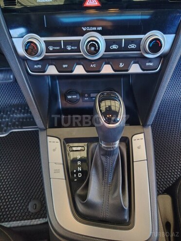 Hyundai Elantra-12