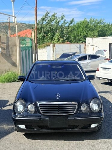 Mercedes E 320-1