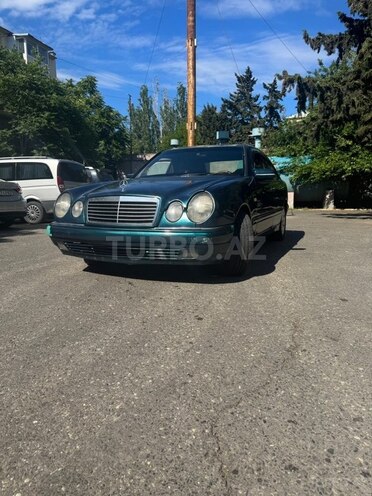 Mercedes E 200-1
