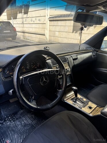 Mercedes E 230-11