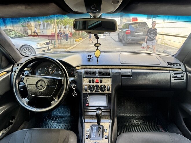 Mercedes E 230-9