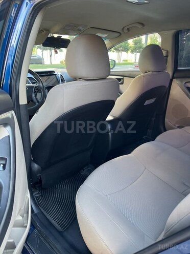 Hyundai Elantra-16