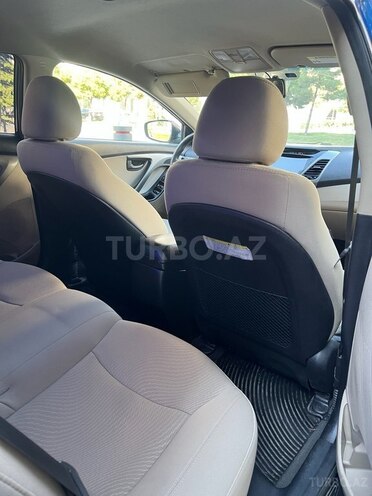 Hyundai Elantra-15