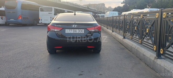 Hyundai Elantra-3