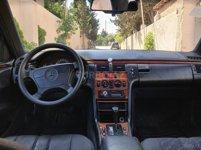 Mercedes E 230-2