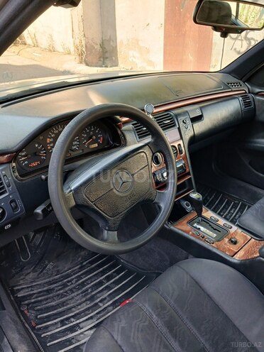 Mercedes E 230-4