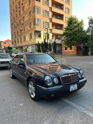 Mercedes E 240-1