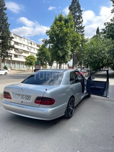 Mercedes E 240-11