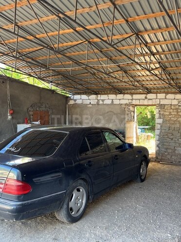 Mercedes E 200-5