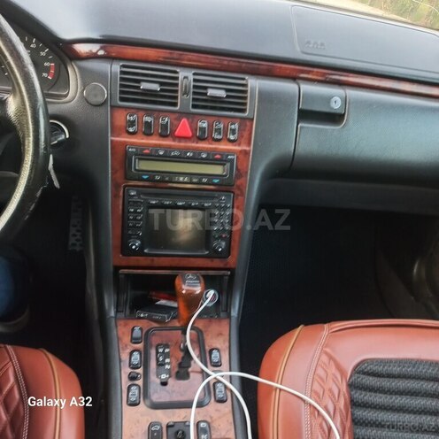 Mercedes E 240-2