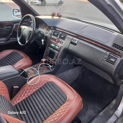 Mercedes E 240-11
