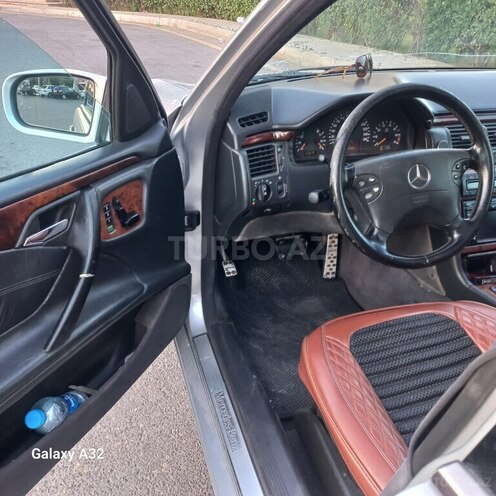 Mercedes E 240-13