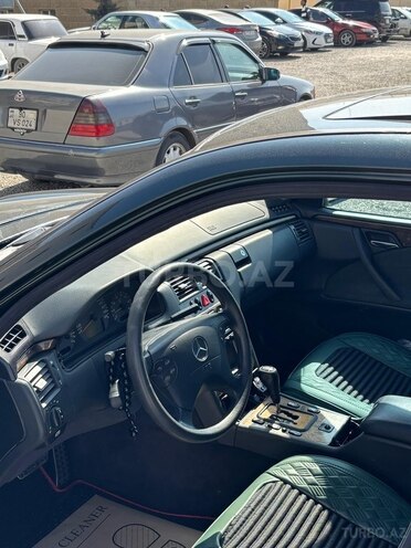 Mercedes E 280-11