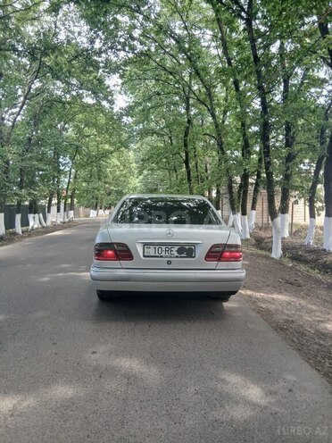 Mercedes E 200-5