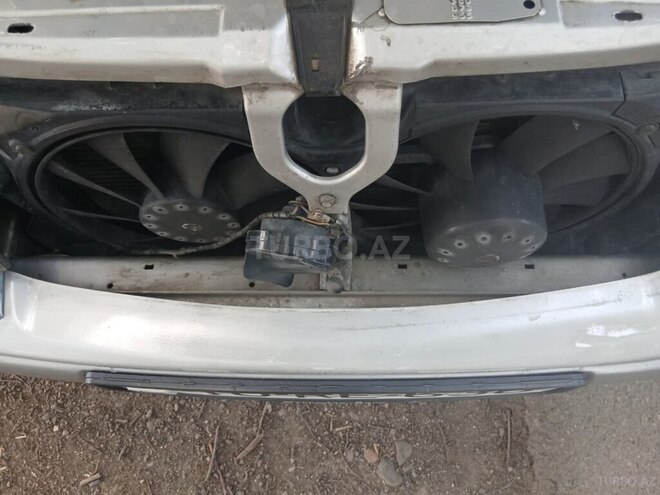Mercedes E 200-11