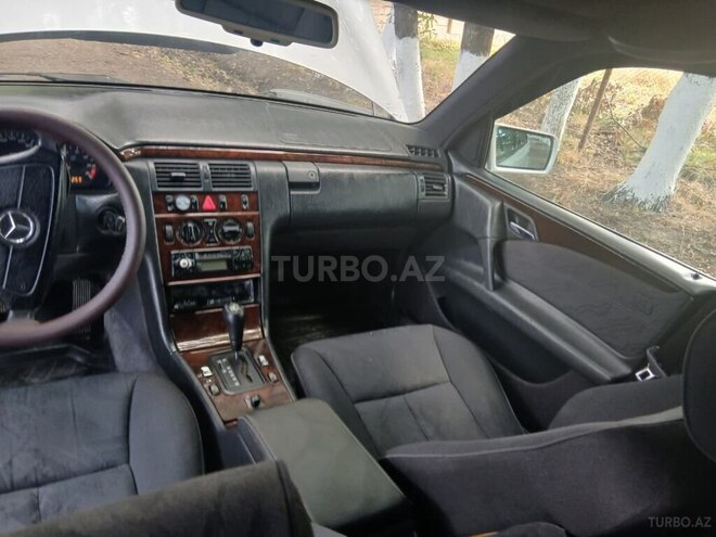 Mercedes E 200-13